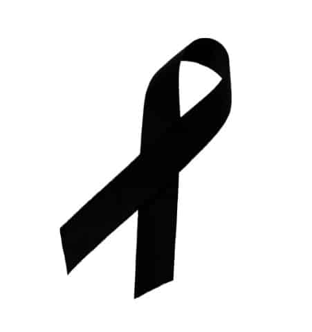 Czarna wstążka symbolizująca żałobę lub pamięć.